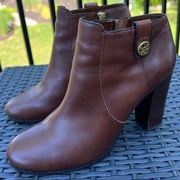 Coach women’s Tavi Brown leather round toe chunky heel booty shoes size 9.5 - Picture 2 of 16